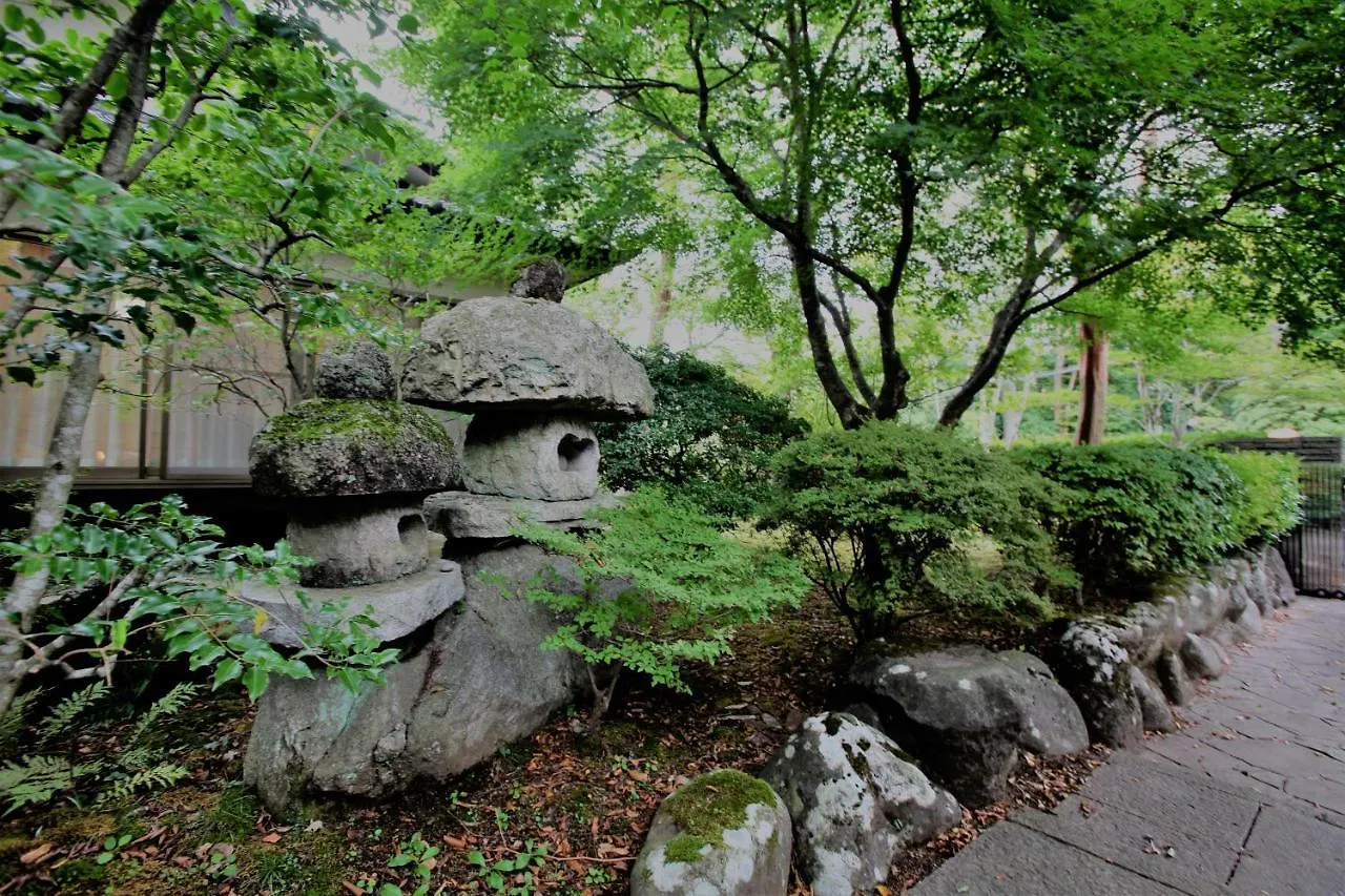 Ryokan まるごと貸切 にごり湯天然温泉かけ流し 箱根満来山荘 Hakone Natural Milky Onsen 2300Sqm Garden & Villa Man Rai Giappone